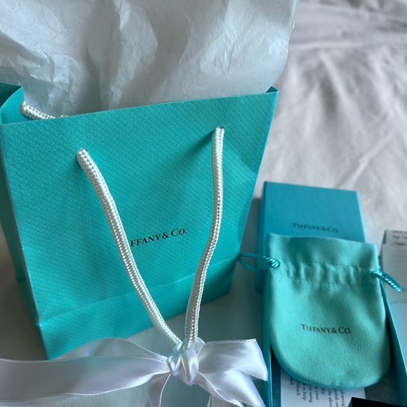 Return To Tiffany Heart Stud Earings - Picture 2 of 9